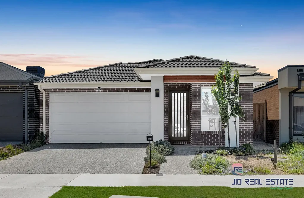 Weir Views 4部屋 4 Bedroom Upgraded House 2 Mins for Opalia Plaza | Near to Schools and Train Station