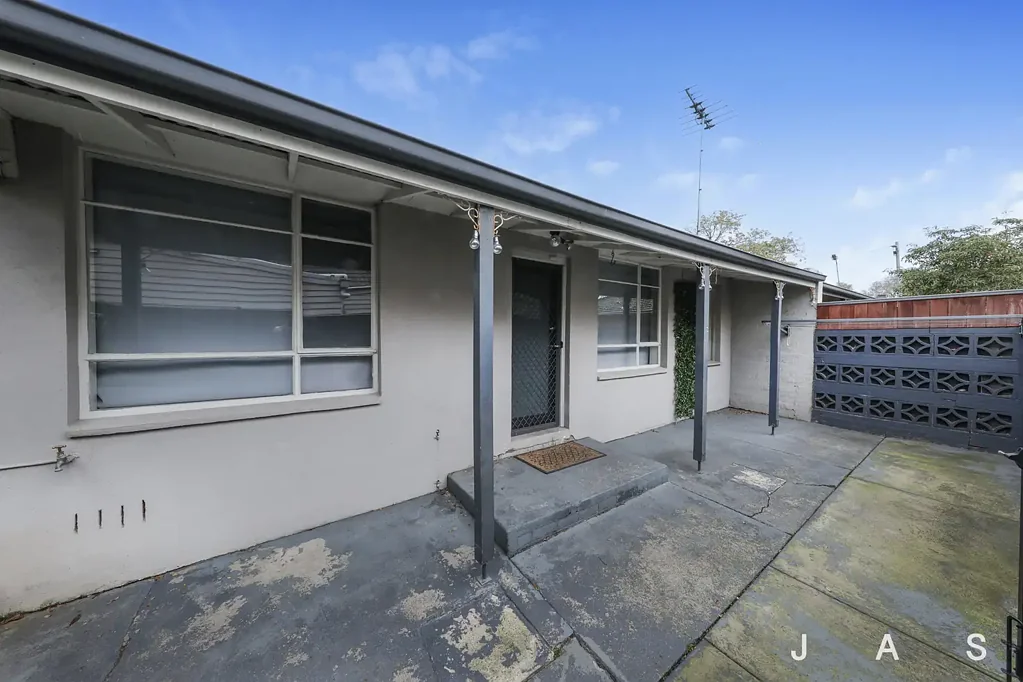 Perfect low maintenance unit in a great location.