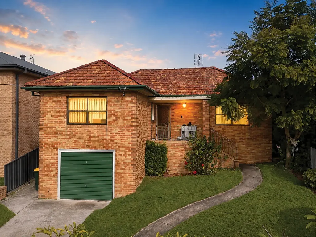 Belmont 3બેડરૂમ Classic Double-Brick Family Home with Lake Views and Endless Potential