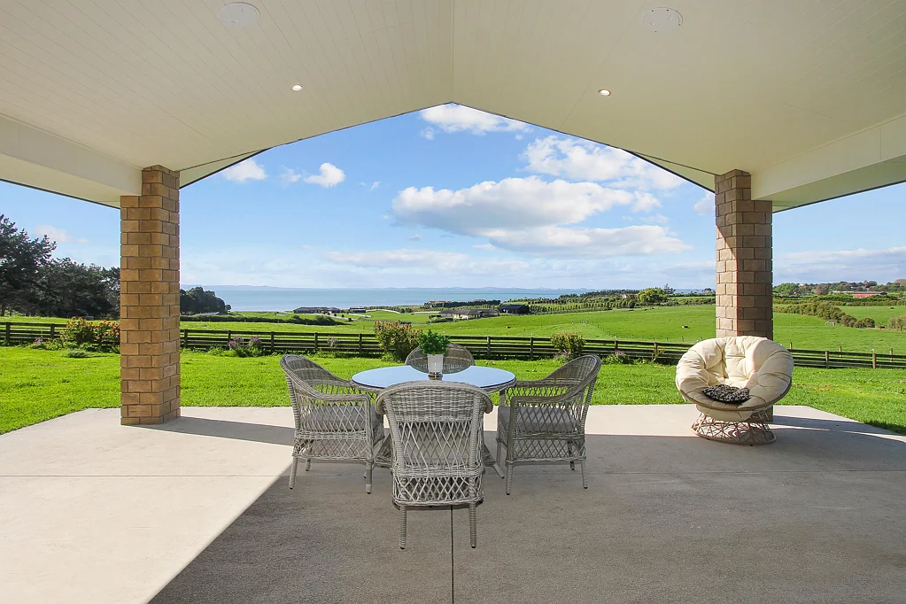Clarks Beach 5房  Stunning Water Views - Modern Living