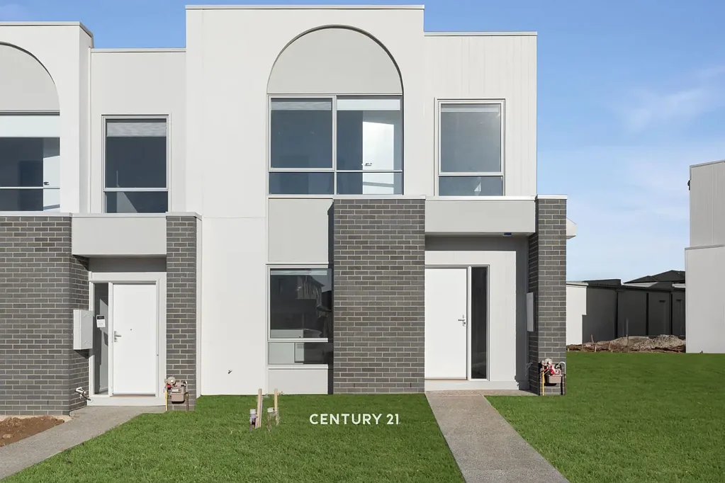 AS NEW TOWNHOUSE IN BERWICK'S POPULAR MINTA FARM ESTATE!