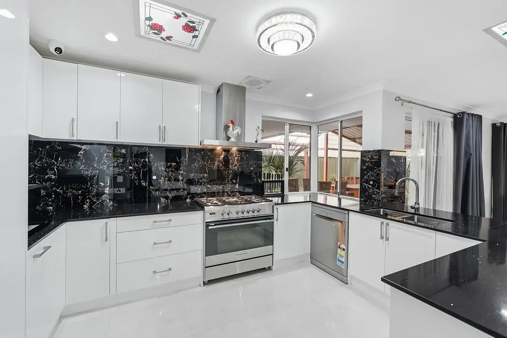 Thornlie 5chambre BEAUTIFULLY RENOVATED FAMILY HOME WITH POTENTIAL FOR MORE!!