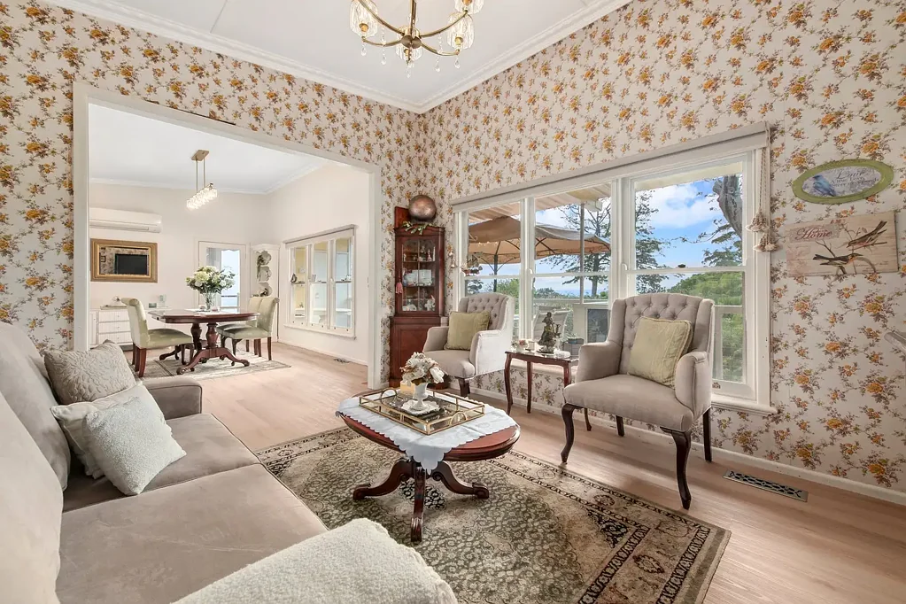Mccrae 2Kwarto Charming coastal gem with bay views, new flooring and exciting potential