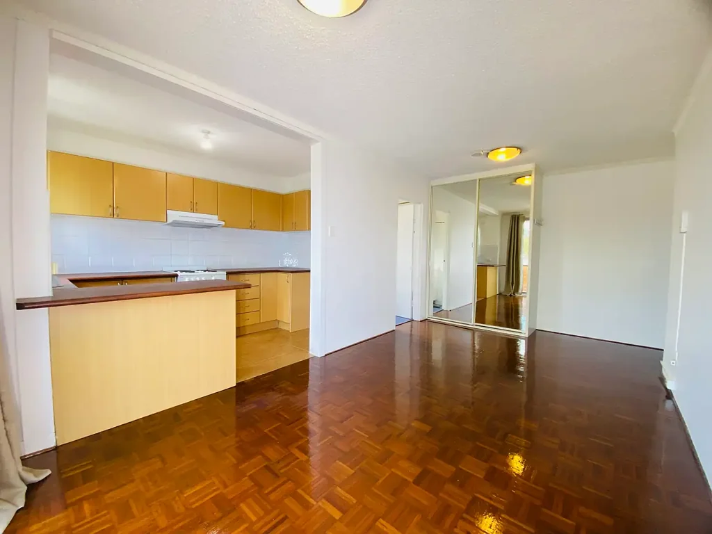 Studio Apartment with Leafy Outlook - Steps from RPA & Sydney Uni