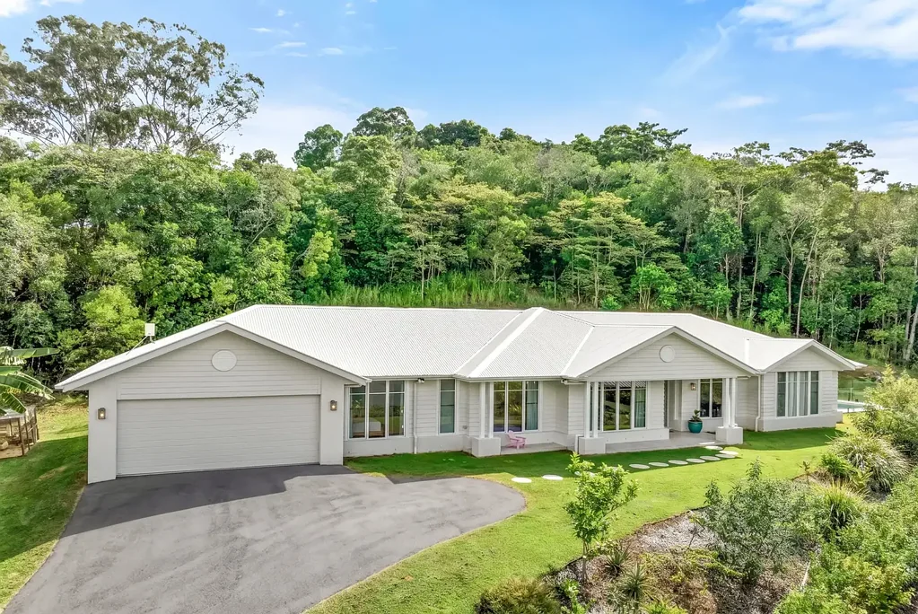 Eumundi 4房  BEAUTIFUL PLANTATION HOME WITH POOL IN PRIME EUMUNDI LOCATION