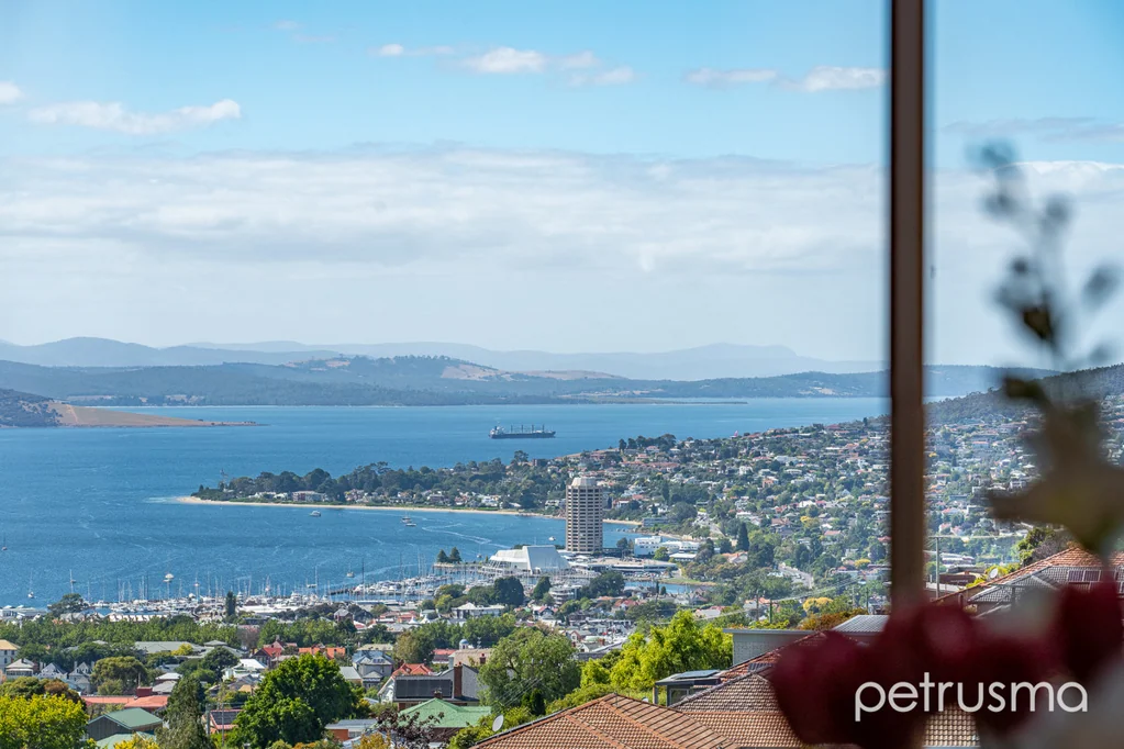 West Hobart 4ਬੈੱਡਰੂਮ Elevated Elegance with River Views