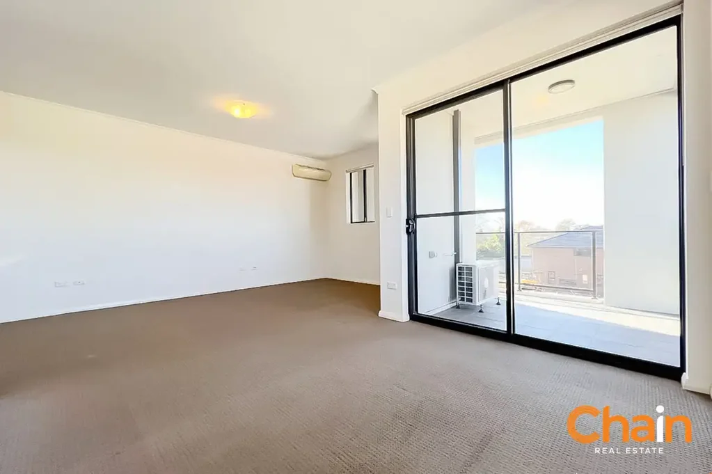 Delightful Two Bedroom Apartment in Prime School Catchment