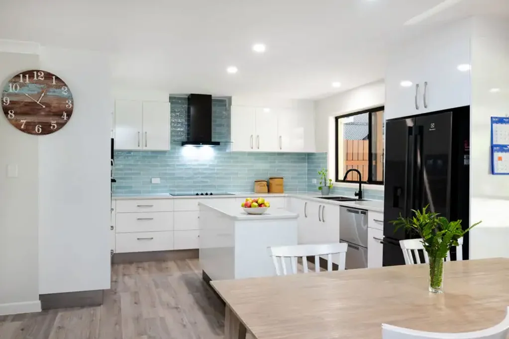 Wooli 3房  A fresh coastal renovation with dual side-access & light-filled interiors & outdoor entertaining