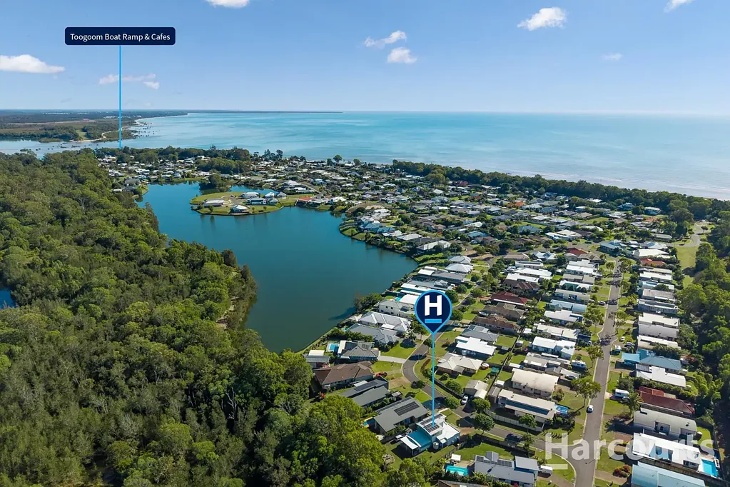 Toogoom 4房  Stunning Coastal Chic Family Home with Rear Access to Lake Calvert and Just 450 Metres to Toogoom Beach!