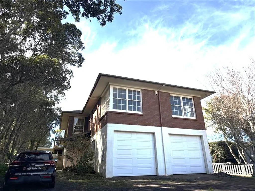 Spacious 4 bedroom plus a study in Glendowie