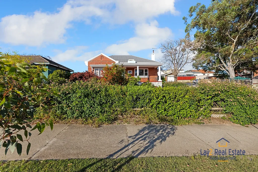 Bayswater 5Kwarto City Skyline View - 5 Bed Brick Character on 1326sqm Block.