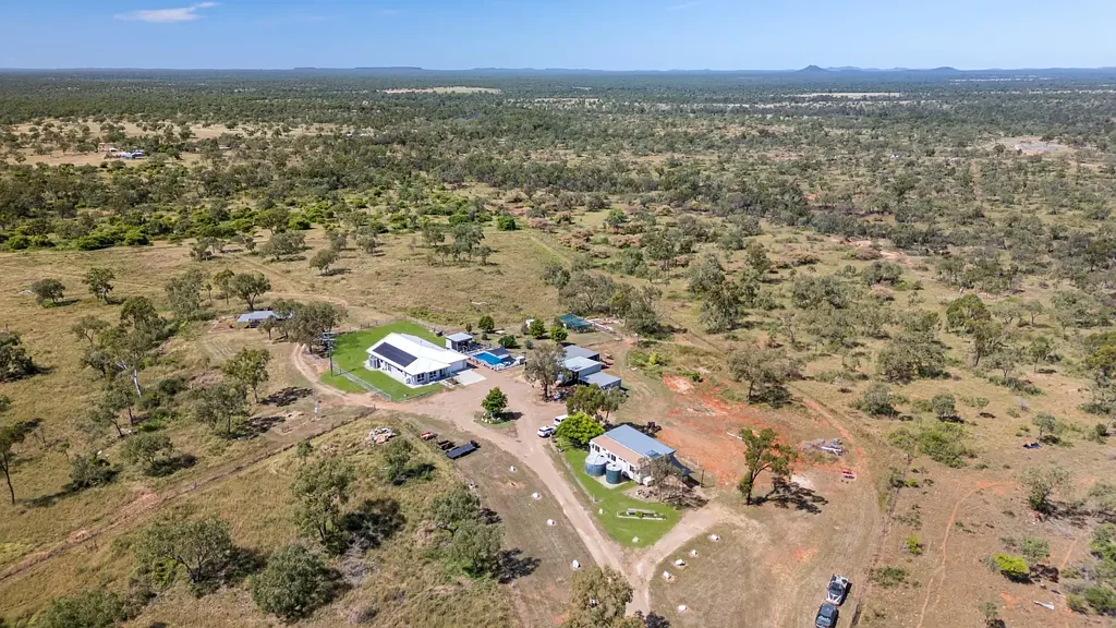 Broughton 6غرفة نوم Luxury Acreage Living with Resort-Style Features, Productive Land & Approved Dual Living