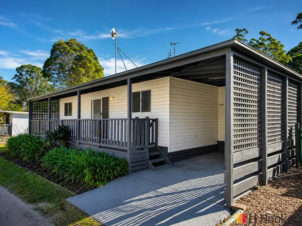 North Batemans Bay 2Moenga Over 55�s Permanent Living Beautifully Renovated - Pet Friendly - Live Here 365