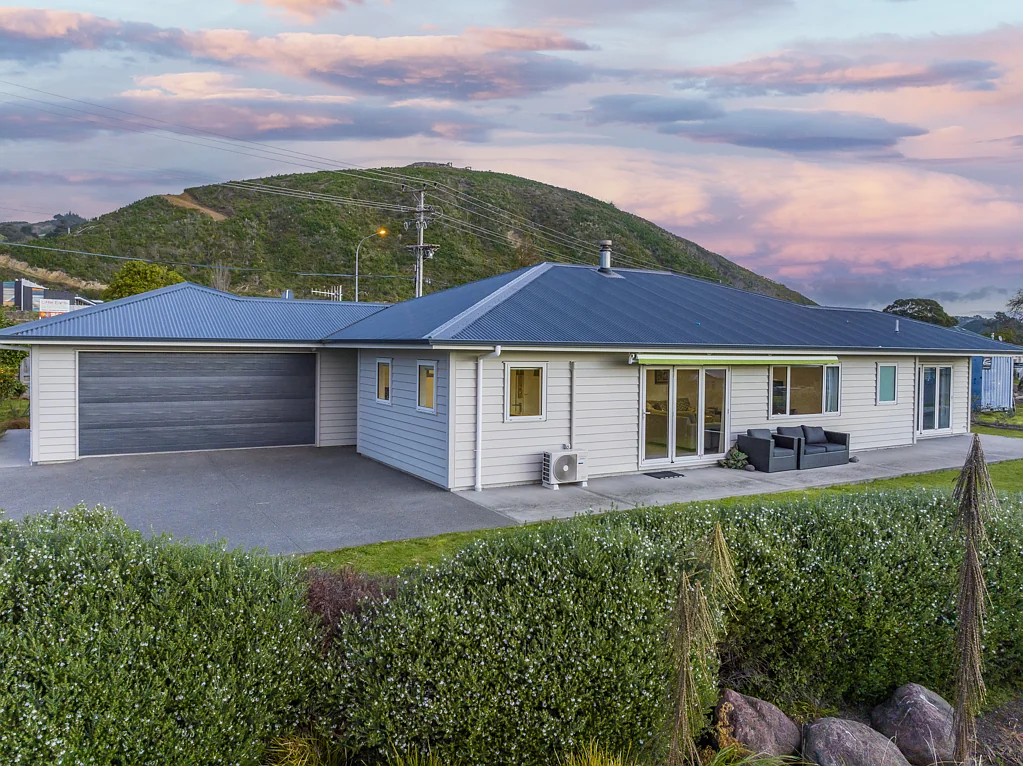 Paraparaumu 3Habitaciones Space to Live. Near-New Styling to Love!