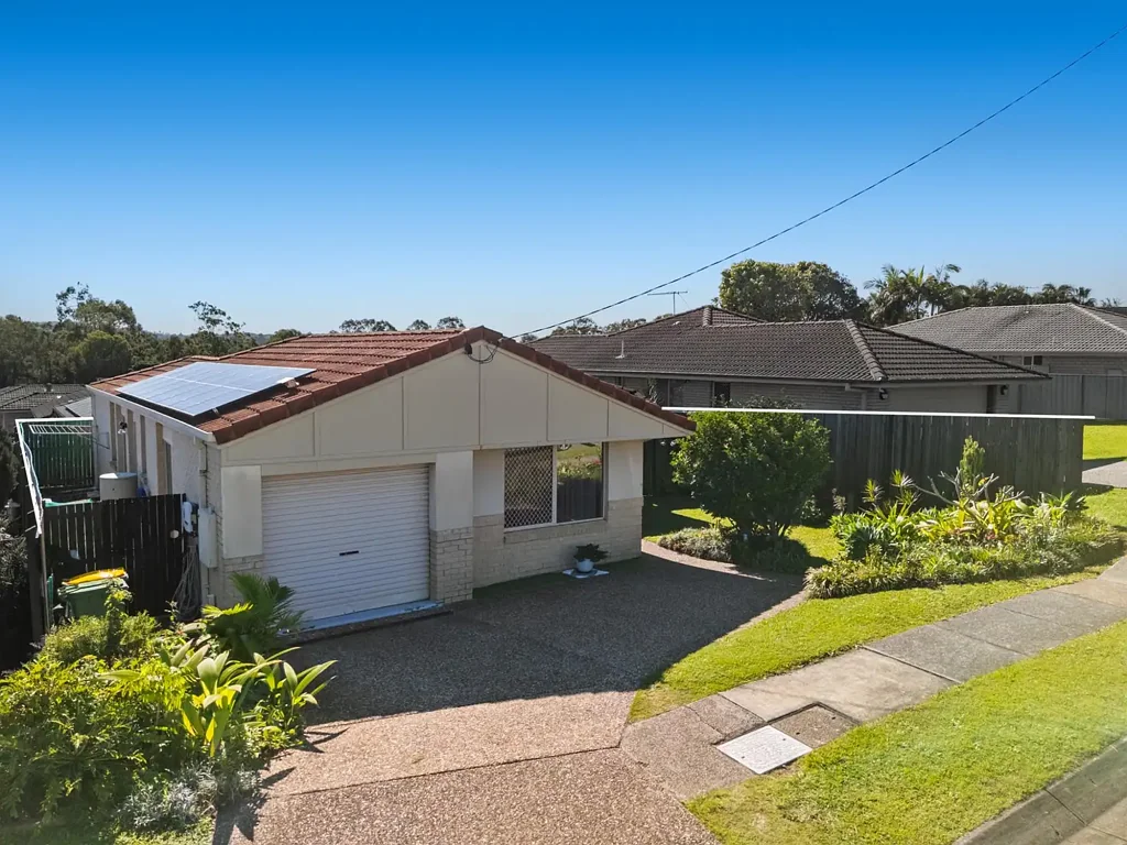 Eagleby 3房 宽敞三卧 311平米地块 太阳能供电 电动充电准备 私密独立住宅 低维护生活 Free Standing, Low-Maintenance Living with Room to Entertain