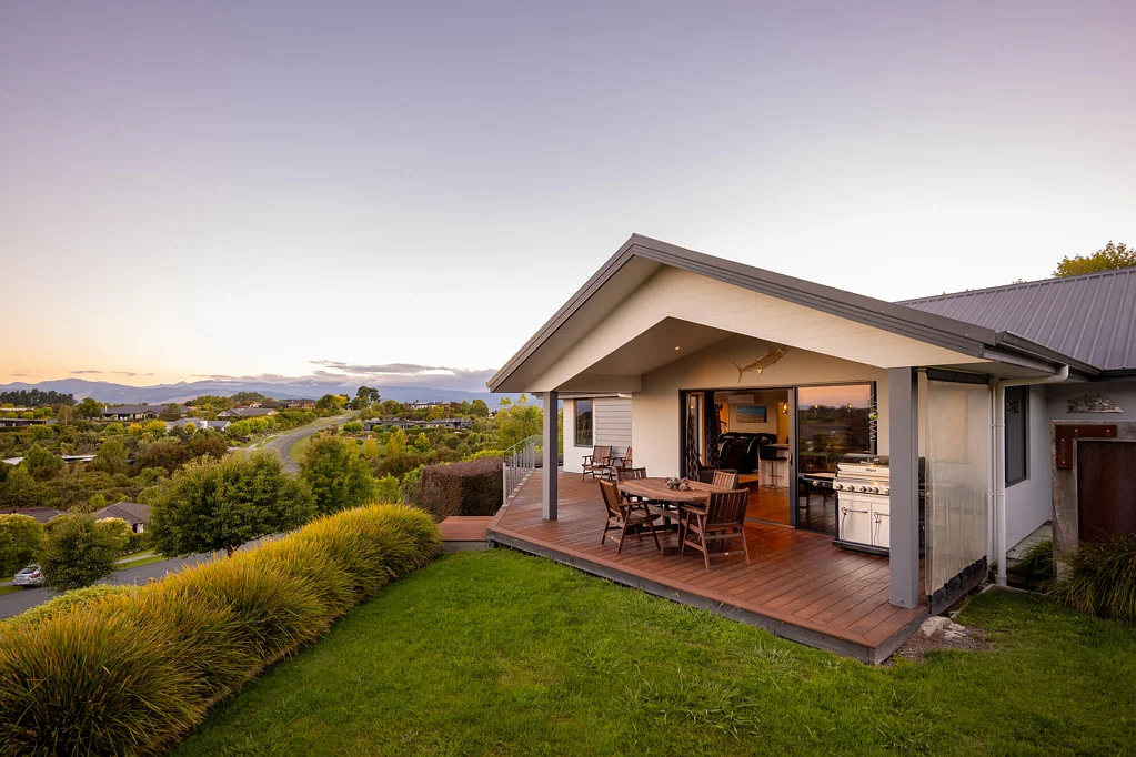 Redwood Valley 3 Slaapkamer Excellent Value | Triple garaging & Views!