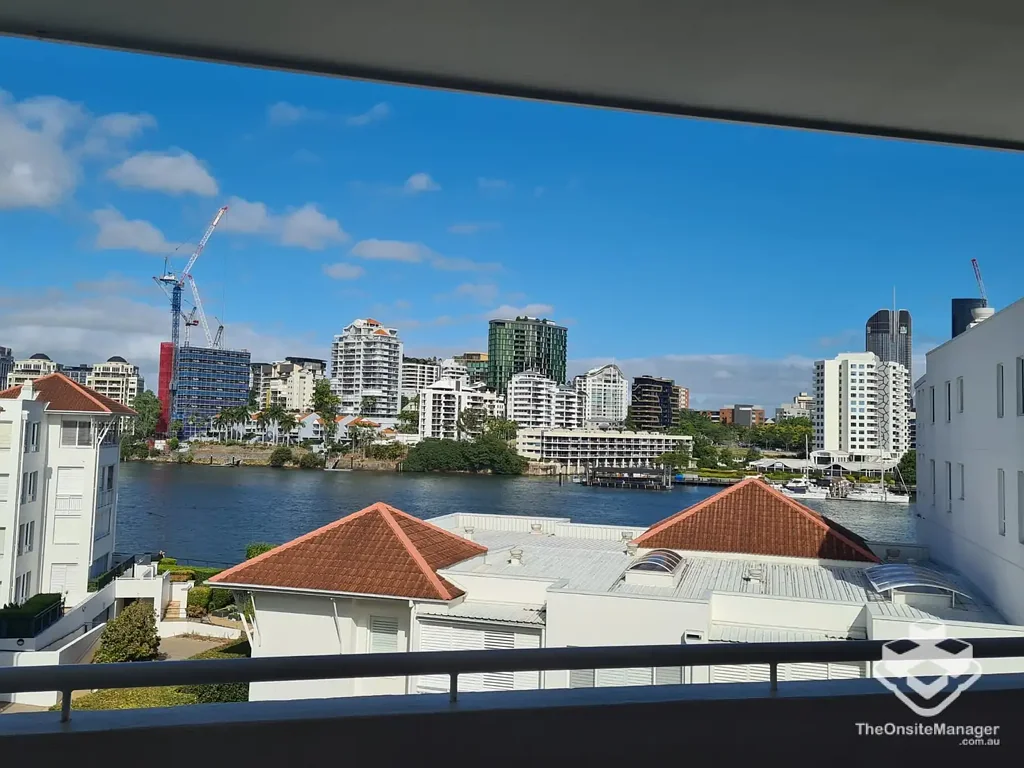 Stunning Top Floor Apartment - Resort Lifestyle