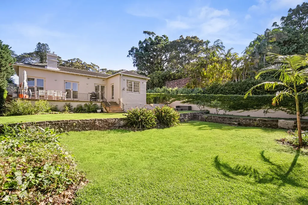 Bellevue Hill 3房 677sqm转角地块 完美朝北 特色住宅 宽敞空间 阳光沐浴 潜力无限 显赫地址 无限改造 Almost 700sqm of exciting potential in one of Sydney's best streets