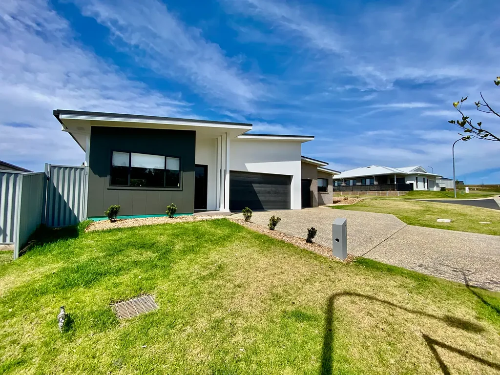 Charming Coastal Living in Old Bar