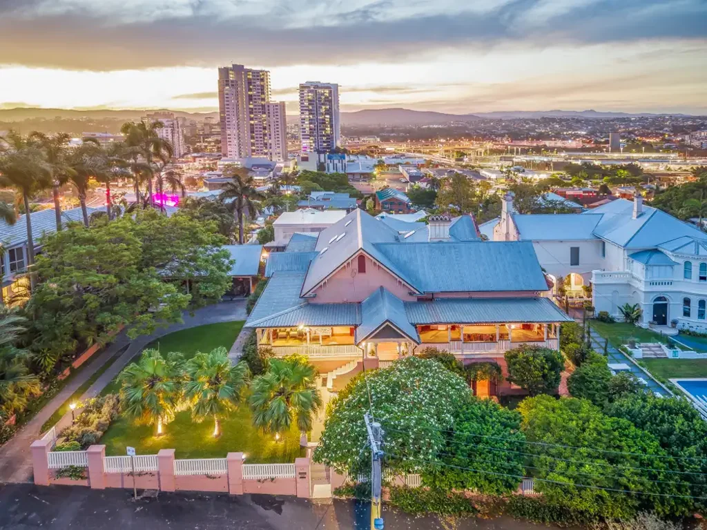 Bowen Hills 5房 Bowen Hills山顶庄园 2112㎡阔地 壮丽河山景 5卧4卫 高端厨电 私密泳池 花园喷泉 历史优雅 A Sanctuary of Architectural Elegance & Prestige
