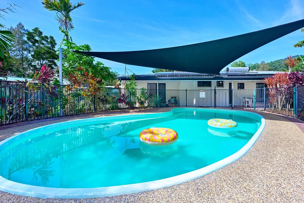 Mooroobool 4Kwarto Huge 1,038m² Parkside Family Home with Pool & Mountain Views