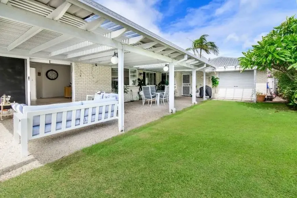 Banksia Beach 3房 Banksia Beach近邻 地标滨水公园 室内外娱乐区 游泳池烧烤 主卧套房独立卫浴 现代厨房花岗岩台面 低维护花园 侧通行便利 ISLAND LIVING at an Affordable Price!!!
