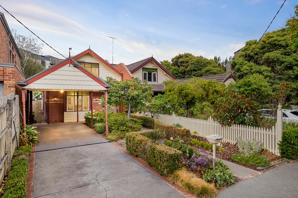 Camberwell 3침실 Charming Character Home with Flexible Family Living