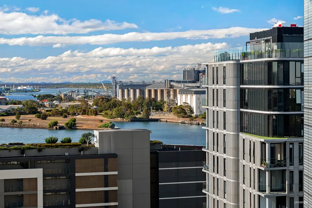 Newcastle West 2कमरा Refined View-Filled City Retreat with Resort-Style Guest Amenities