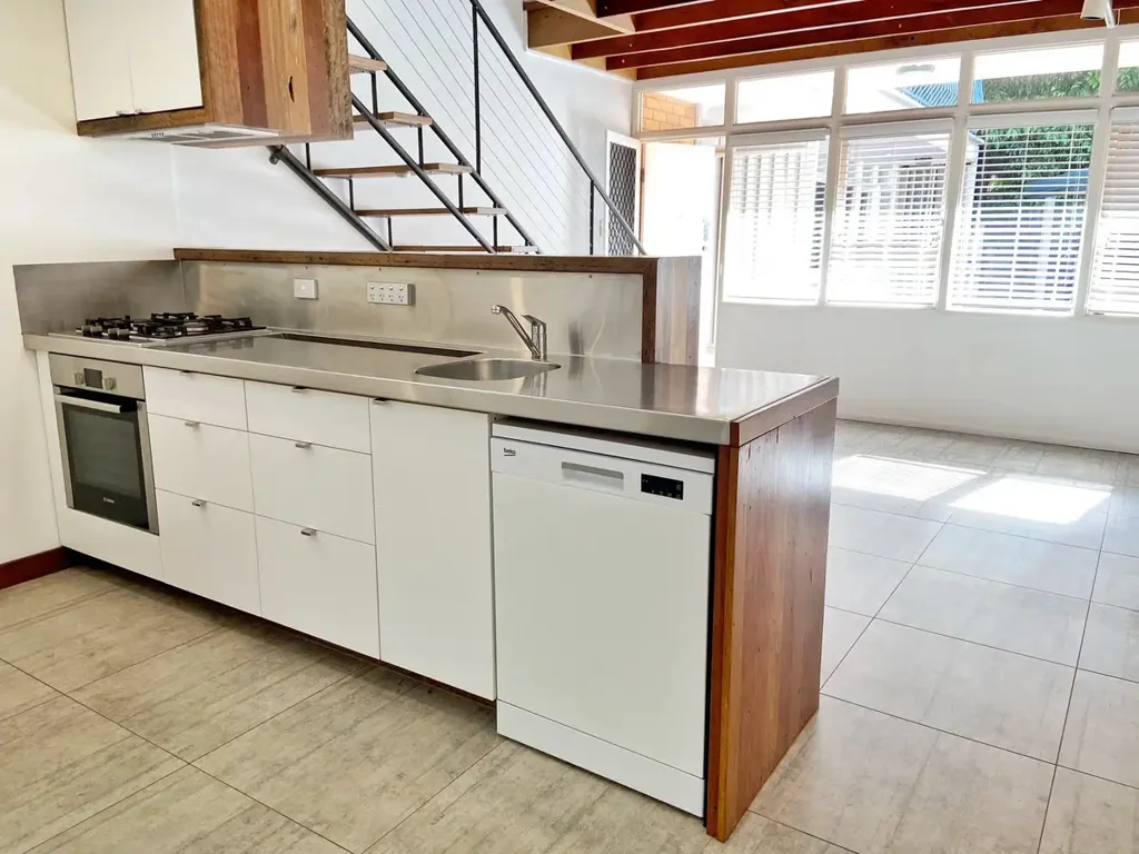 Renovated and Short Stroll to Burleigh Beach!