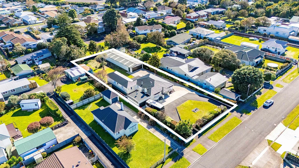 Hawera 6Habitaciones Substantial Home & Garaging + 196m2 Shed!