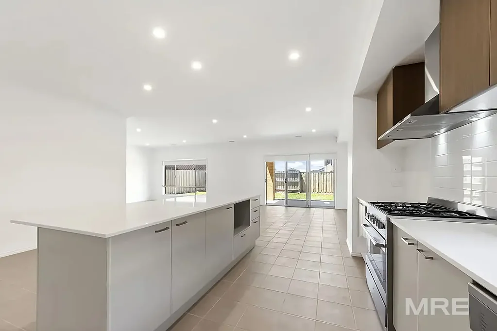 Spacious family living in a prime Point Cook location
