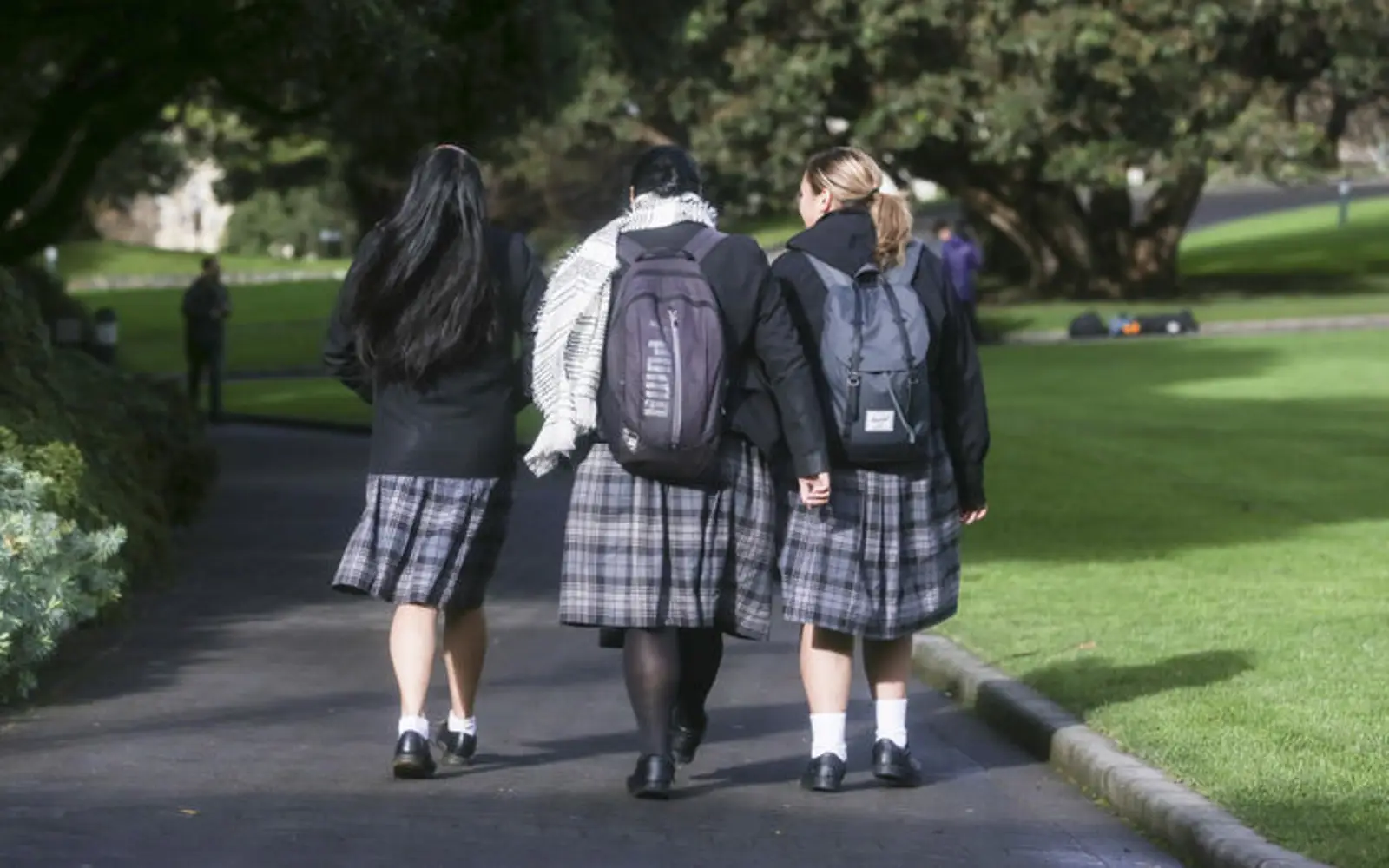 新西兰学校如果出现确诊病例，学校会关吗？政府：不一定！