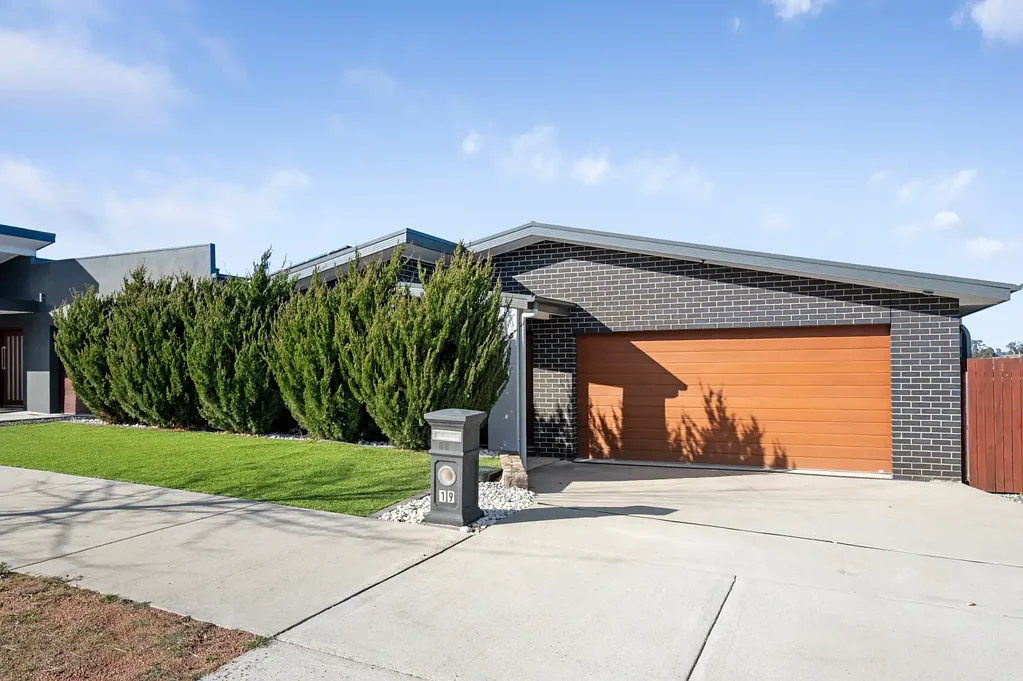 Moncrieff 4房  Stylish Family Living in a Sought-After Location !