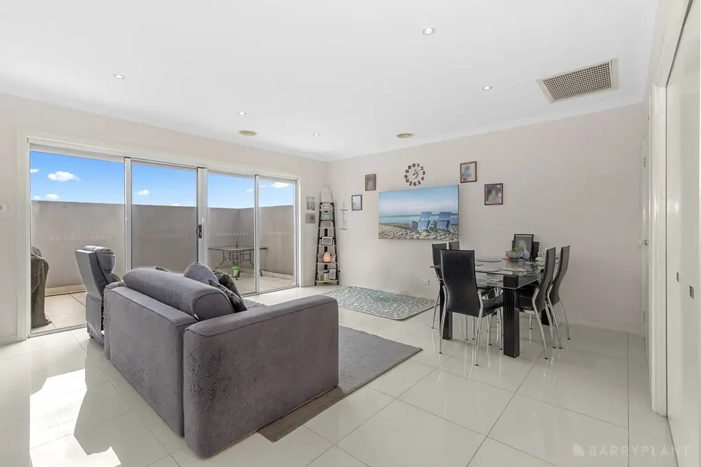 Dandenong 4બેડરૂમ MULTIGENERATIONAL HOME IN PRIME CENTRAL LOCATION