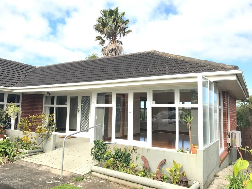 WALK TO CORNWALL PARK - MODERN KITCHEN