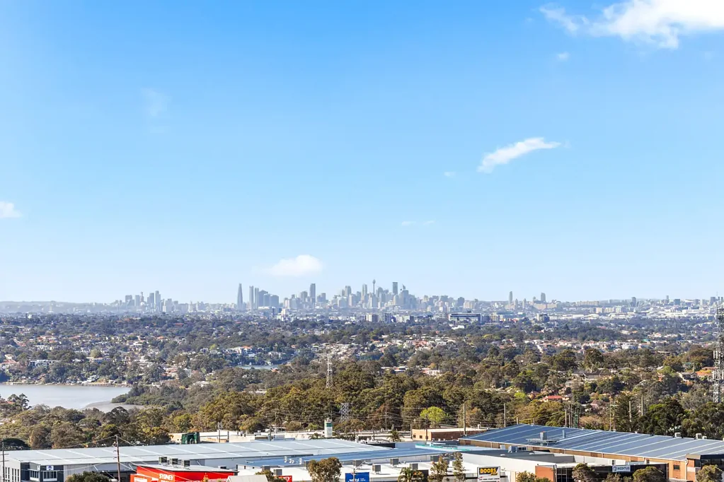 Kirrawee 2房 South Village两居 朝北视野 壮丽市景水景 宽敞阳台 高级装修 现代厨房 理想位置 便利生活 Chic Two-Bedroom with Stunning City Views