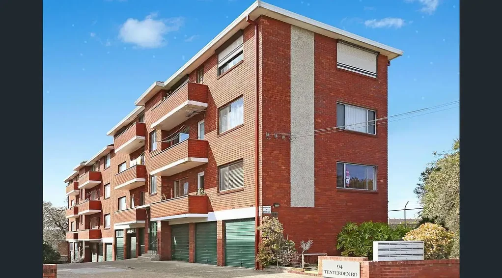 Charming Unit in Prime Location With Lock Up Garage.