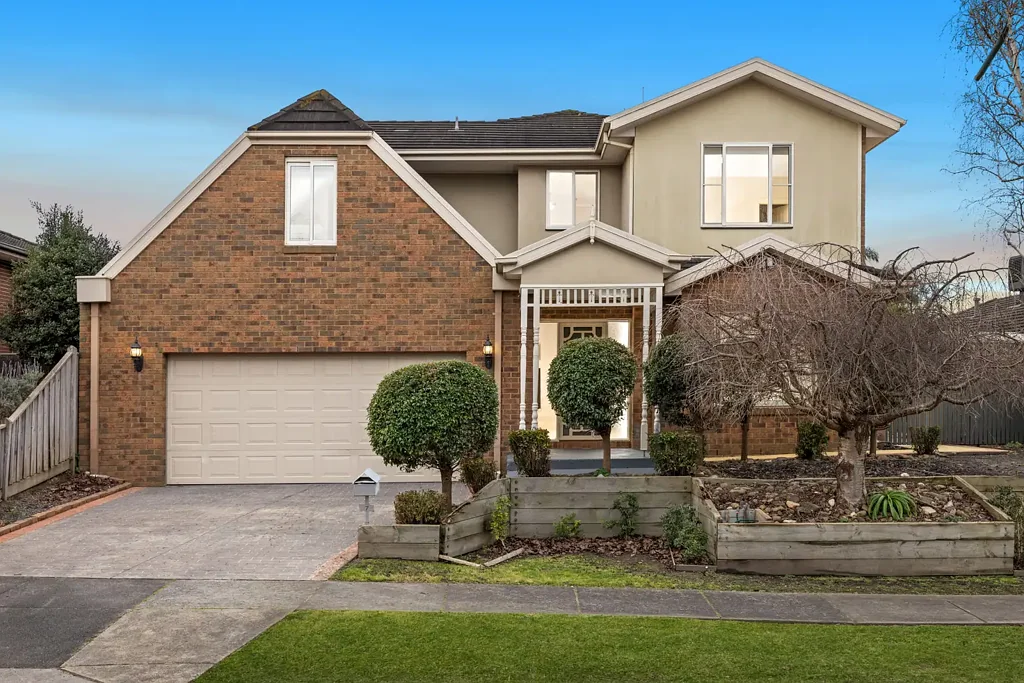 Rowville 4 Slaapkamer Spacious Family Living with Poolside Appeal