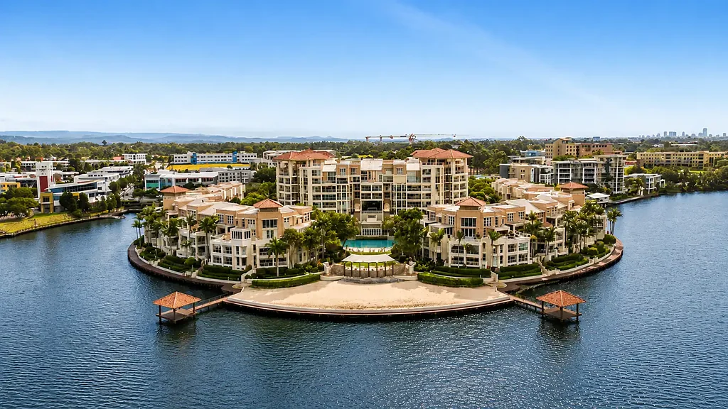 Varsity Lakes 2房  Rare ground floor residence with wide expansive water views