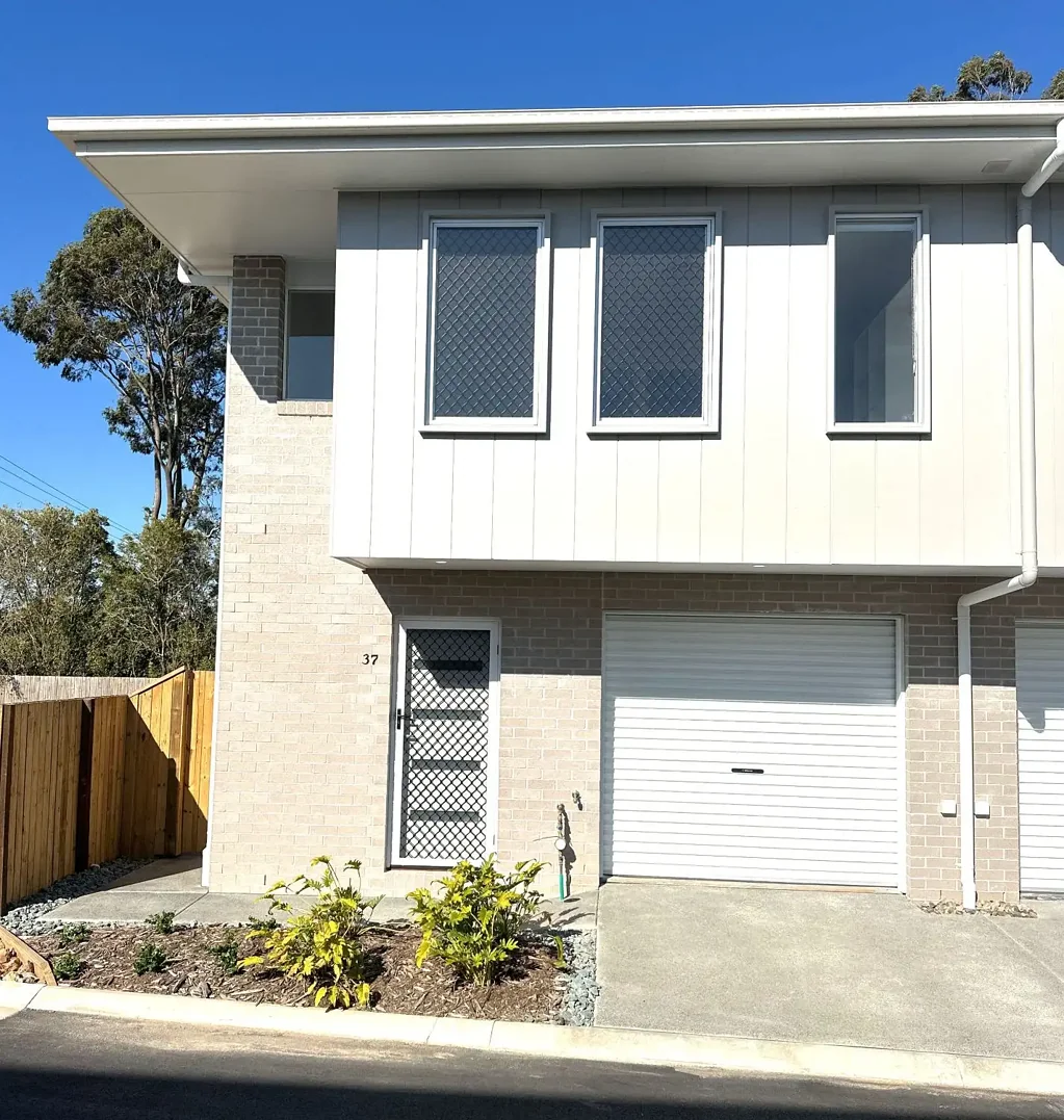BRAND NEW-AVAIL NOW - SPACIOUS 3 BED 2 BATH FULLY DUCTED AIRCON-ACCESS VIA 31 CAMBERWELL DRIVE KALLANGUR