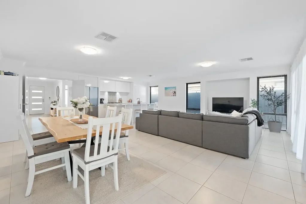Baldivis 4 Bedroom WELL PRESENTED FAMILY HOME,BOASTING 199m2 OF LIVING. ONLY BUILT IN 2020