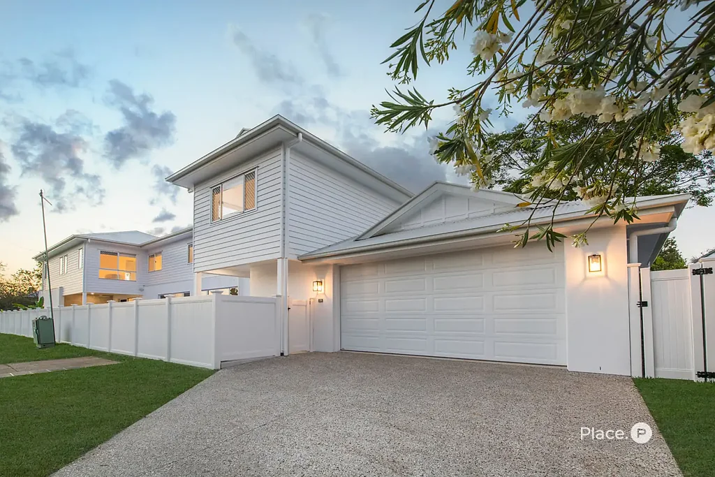Sherwood 5Kwarto Queenslander-Inspired Living with Poolside Entertaining in the Heart of Sherwood