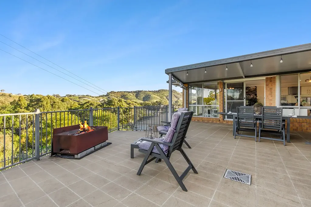 Coffs Harbour 4房  Huge Family Home with Sweeping Views, Multiple Living Zones, Quiet Cul-de-Sac