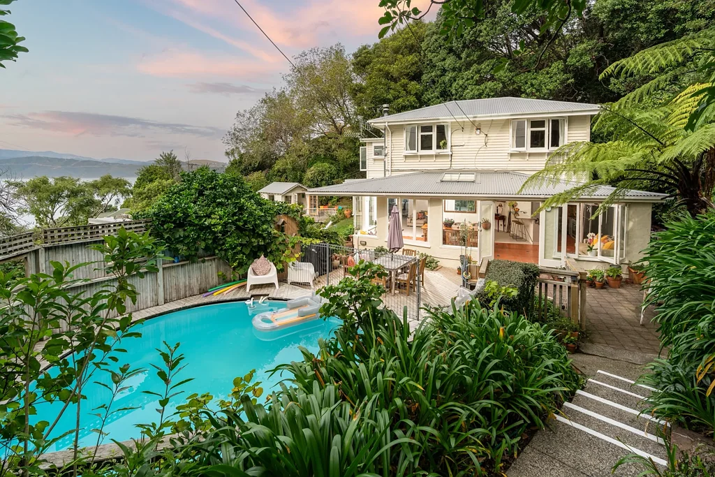 Karaka Bays 3Kwarto Sheltered Haven, Sea Views and 2 Studios