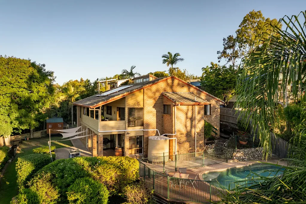 Bellbowrie 4Moenga Impressive Family Home With Breathtaking Views