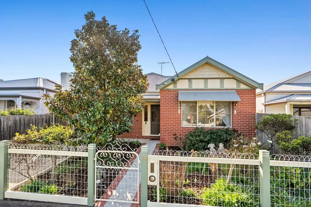 East Geelong 3Kwarto Classic brick charm in quiet East Geelong setting