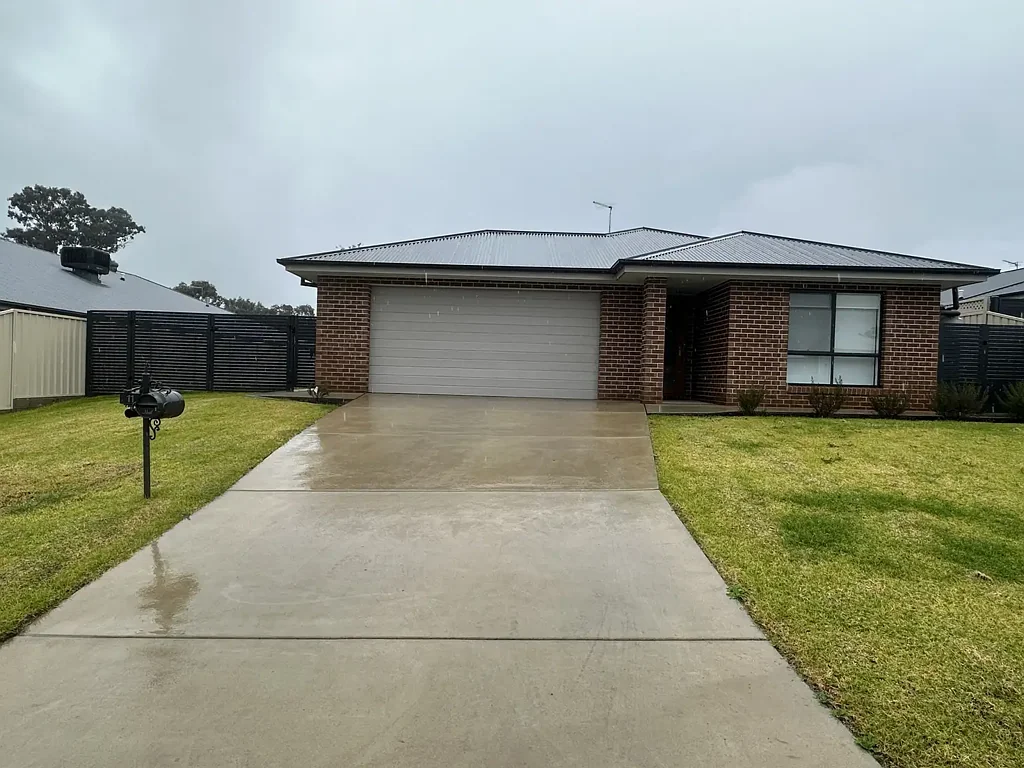 BEAUTIFULLY PRESENTED MODERN FOUR BEDROOM HOME