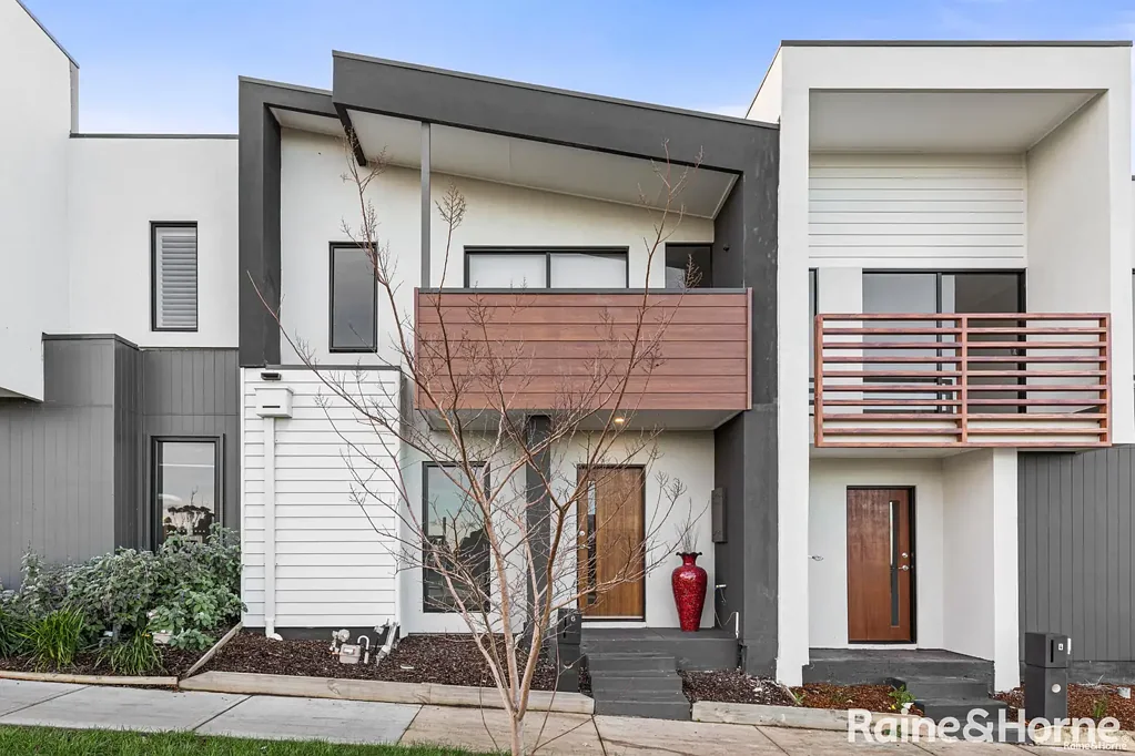 Greenvale 3 Bedroom Contemporary Comfort Opposite Parkland