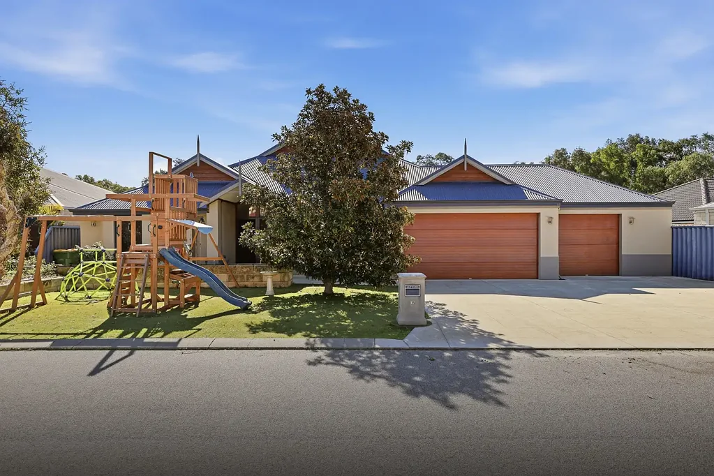 Baldivis 4房  Spacious Family Living with Pool, Triple Garage and Upstairs Theatre