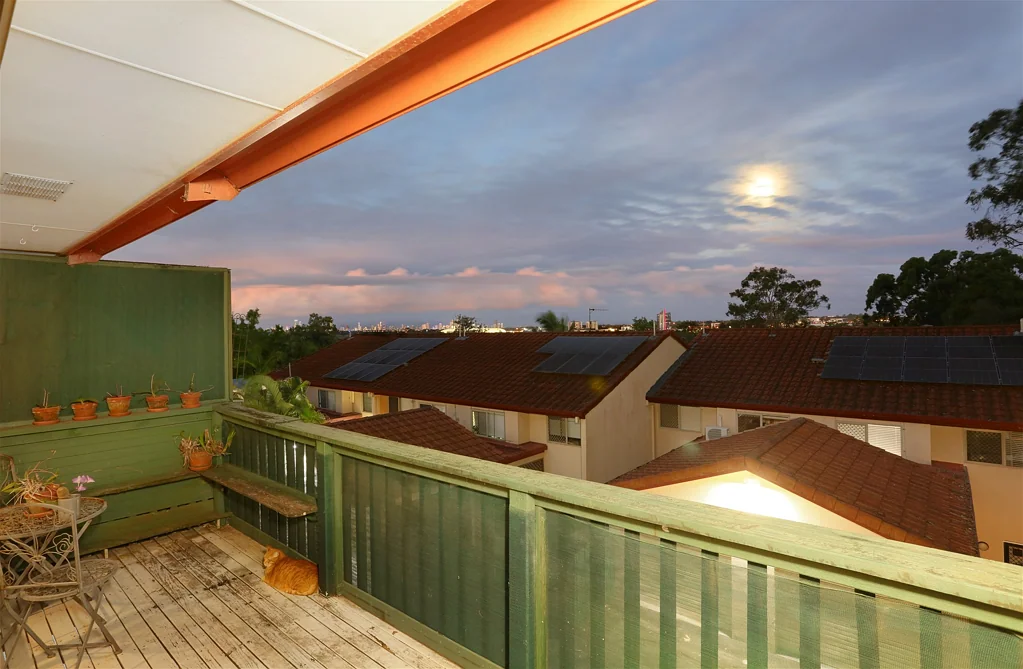 Mudgeeraba 4غرفة نوم Elevated ThreeLevel Home with Skyline Views, DualLiving Potential & Direct Reserve Access